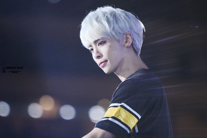 Có một thiên thần đã bay về trời. SM Entertainment chính thức xác nhận SHINee Jonghyun đã qua đời. Mong anh được yên nghỉ..