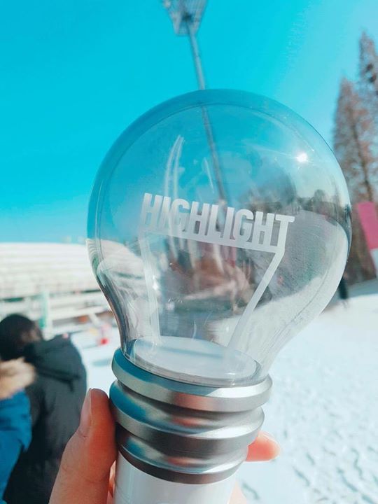 Lightstick chính thức của HIGHLIGHT ~ Bởi vì vẫn chưa có tên chính thức nên một số fan đã gọi yêu nó là Hanlabong a.k.a HIGHLIGHTbong -> Hallatbong -> Hanlabong (một cách ghép chữ phiên âm tên của Hàn Quốc, nghĩa là lightstick của