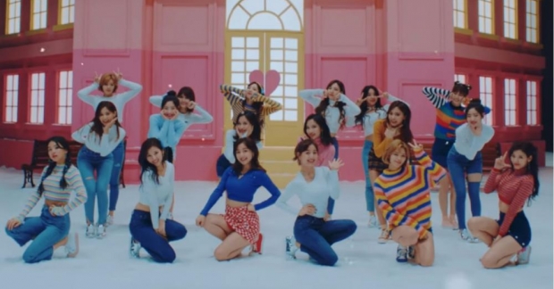 Cực nóng: TWICE trở lại với đội hình 18 thành viên trong MV mới