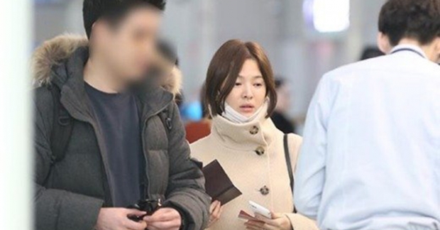 <img style="opacity: 1;" src="http://file.tintuckpop.net/resize/640x-/tintuckpop/2017/12/13/1049221-fa94.jpg" alt="Hình ảnh Song Hye Kyo tại sân bay quốc tế Incheon đi dự hoạt động ở nước ngoài vào sáng ngày 13/12 