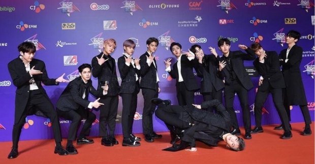 Phía sau màn tạo dáng "khó đỡ" của Wanna One tại MAMA 2017 là gì?