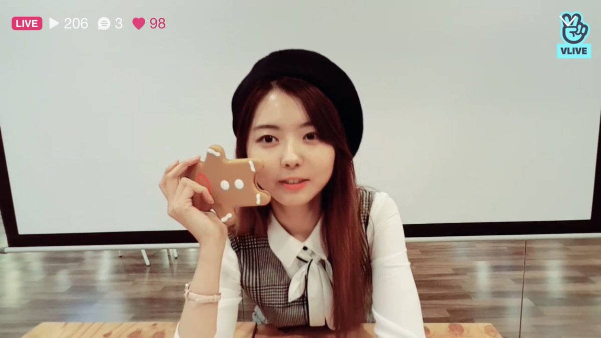 Phản ứng đau l&ograve;ng của Nayoung (PRISTIN) khi nghe tin Jonghyun mất