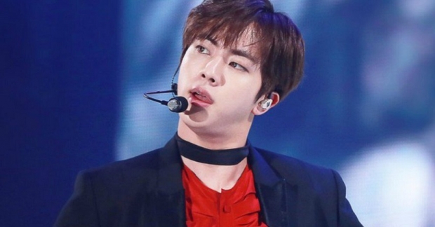 Jin (BTS) - khiến cụm từ  'chàng trai thứ 3 từ trái sang' trở thành top memes năm 2017