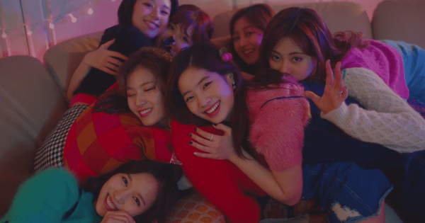 Khoảnh khắc vui đùa cực đáng yêu của TWICE trong MV Giáng sinh tặng fan