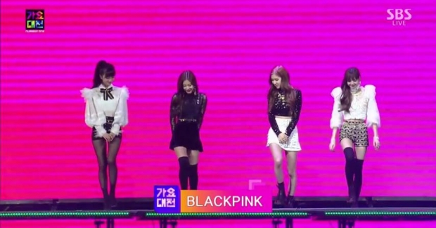 Tại SBS Gayo Daejun 2017, Black Pink không quên gửi tới khán giả bản cover "So hot" cực sôi động của Wonder Girls