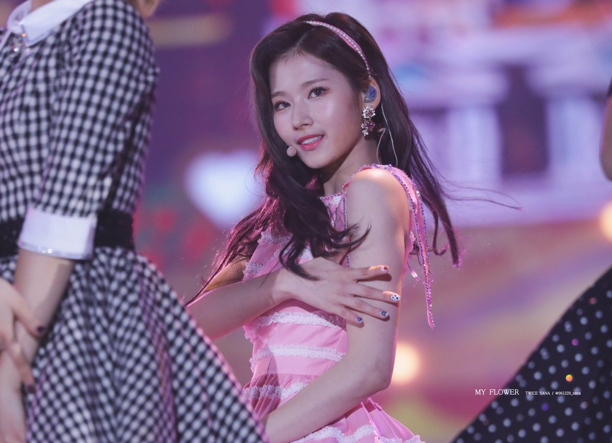 Sana (TWICE) khéo léo xử lý sự cố trang phục