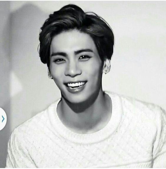 Bài báo: [Độc quyền] Đại diện của SM, "Cú sốc to lớn trước cái chết của Jonghyun... tang lễ của cậu ấy sẽ được tổ chức một cách lặng lẽ"