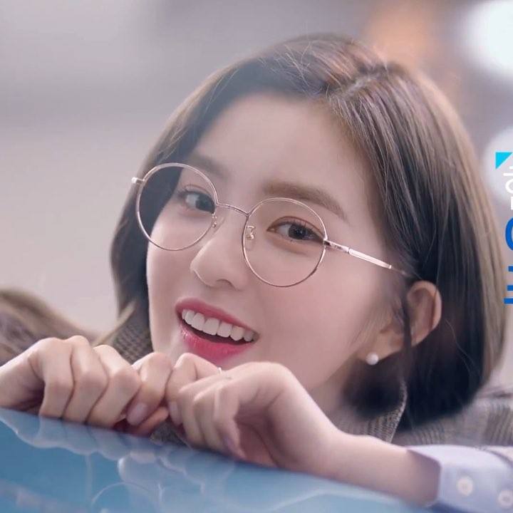 Pann: Vẻ đẹp của Irene trong quảng c&aacute;o xe hơi