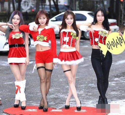 Pann: Nh&oacute;m nhạc nữ h&oacute;a trang th&agrave;nh Santa tr&ecirc;n đường tới Music Bank ng&agrave;y h&ocirc;m nay