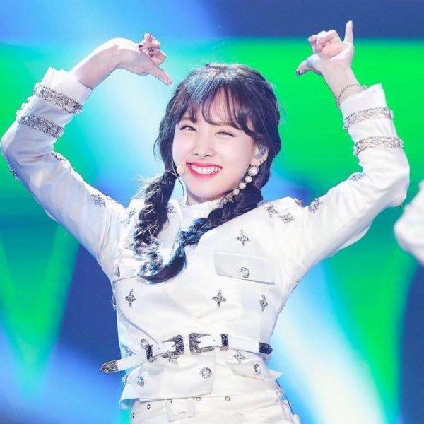 Pann: Không nhưng mà sao Nayeon cứ nhìn nàng không chớp mắt thế?  