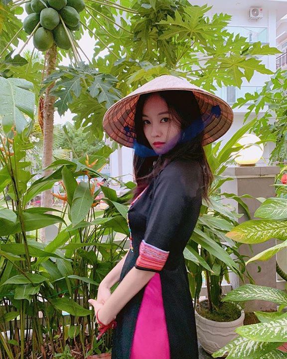 T-Ara Hyomin mặc áo dài thổ cẩm bên cây đu đủ đợt sang Nha Trang quay show thực tế và hỏi fan bằng tiếng Việt trên Insta: “Thấy có hợp không? 