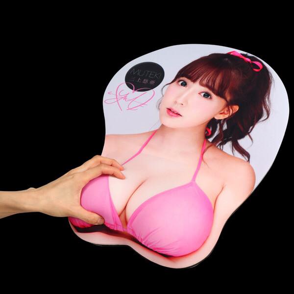 Goods độc nhất vô nhị: Tấm lót chuột big boobs của Yua Mikami - thành viên nhóm nhạc Honey Popcorn đang được bán với giá 29.800 yên (6.1 triệu VNĐ)