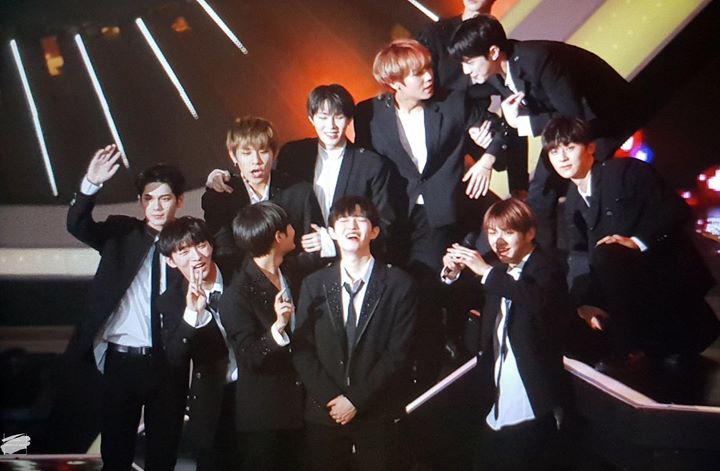 Wanna One trong khoảnh khắc bước sang năm mới 2019, đánh dấu ngày chính thức kết thúc hoạt động