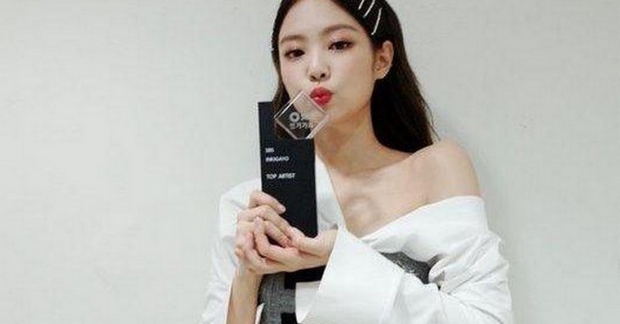 Jennie khoe cúp trên 'Inkigayo': ‘Cảm ơn vì đã yêu thích Solo’