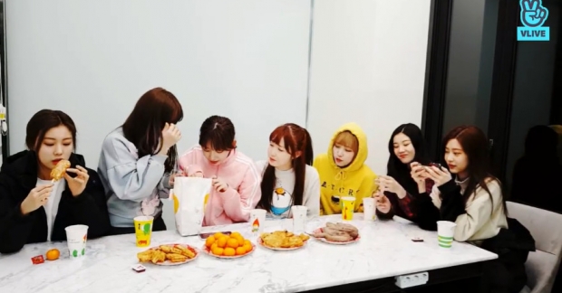 IZONE mở tiệc mukbang, thu về gần 30 triệu lượt bắm tim trên Vlive