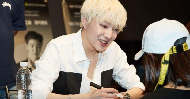 Seungyoon (Winner) không chỉ trực tiếp tham gia Ice Bucket Challenge mà còn quyên góp một số tiền lớn cho quỹ