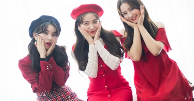 Loạt ảnh "em út" đón Giáng Sinh tiếp theo của Dispatch gọi tên Yeri (Red Velvet), Chaeyoung (Twice) và Nancy (Momoland)