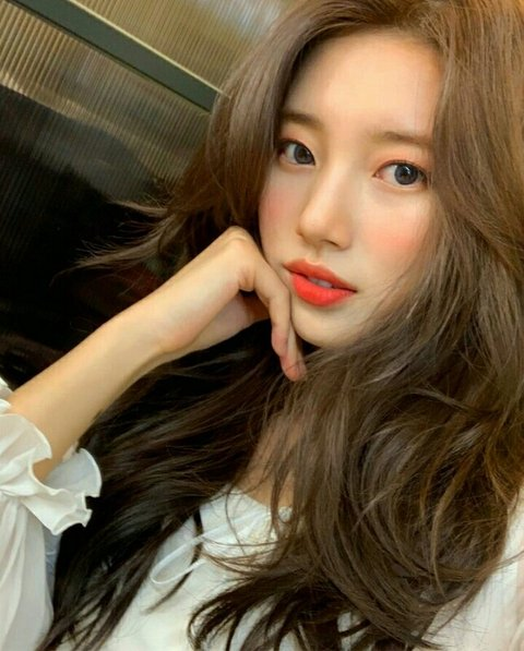 Pann: Instagram của Suzy hôm nay  