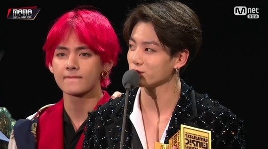 [Naver] BTS, phát biểu nhận giải Album of the year, "Bang Sihyuk đã tin tưởng chúng tôi cho dù lúc đó chúng tôi không có gì trong tay, cảm ơn chủ tịch Bang" 