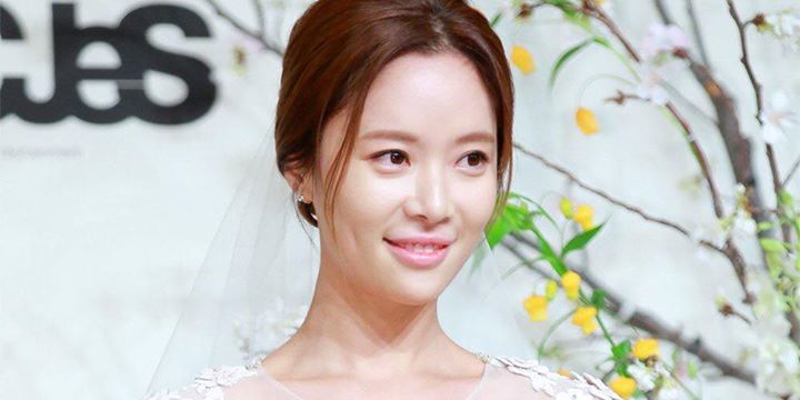 C-JeS Entertainment thông báo Hwang Jung Eum đã mang thai được 4 tháng sau khi kết hôn với ông xã là một golf thủ chuyên nghiệp kiêm doanh nhân vào tháng 2/2016