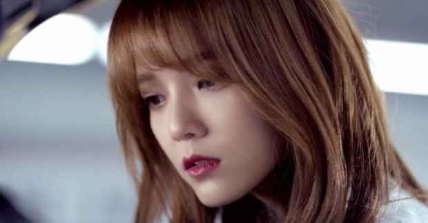 Khoe thân hình "đồng hồ cát" quá đà, Jimin (AOA) bị nghi sử dụng miếng độn hông 