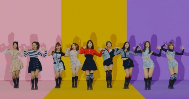 TWICE hào hứng tham gia tiệc ngủ trong MV mới