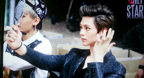 Những sao nam H&agrave;n Quốc "điệu hơn con g&aacute;i" trong sự kiện với fan