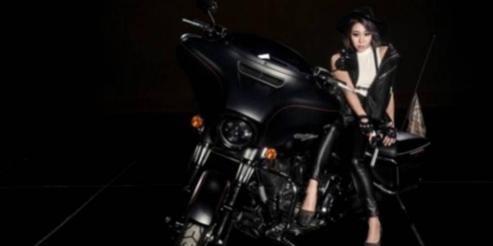 Hwang In Sun của ‘Produce 101’ là một cô gái cá tính trên xe moto trong single thứ 3 mang tên: ‘Hwang Ya’