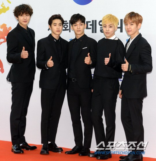 [NEWSPIC/STREAM] 170216 Chanyeol, Suho, Chen, Xiumin & Baekhyun @ 4th Edaily Culture Awards Red Carpet