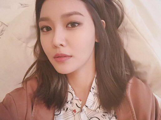 Bài báo: SNSD Sooyoung  tự sướng khi nằm cũng rất đẹp 'đôi mắt mơ màng'