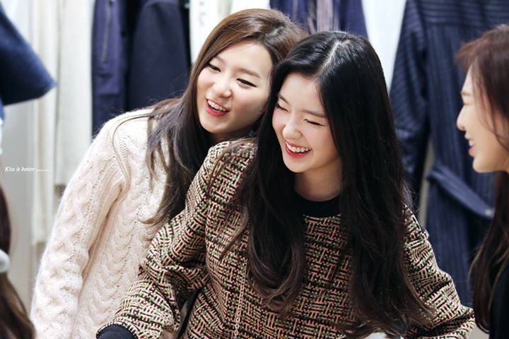 Pann: Irene và Seulgi nhảy nhót trong club.gif