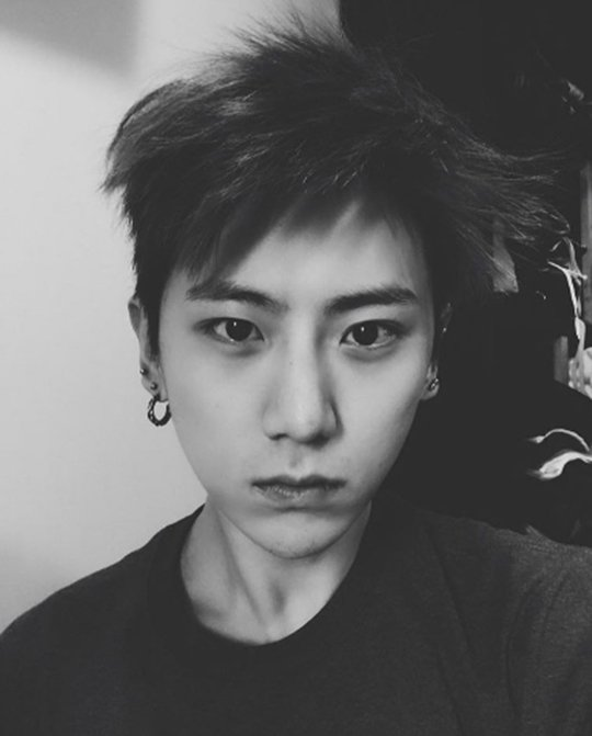 Bài báo: Jang Hyunseung đăng hình selca giữa vụ tranh cãi về B2ST, ý nghĩa đằng sau nó?