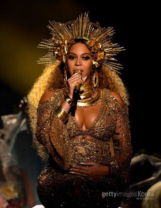 Bài báo: [Lễ trao giải Grammy] Đúng như kỳ vọng ở Beyonce! Sân khấu hoàn hảo dù đang mang thai 