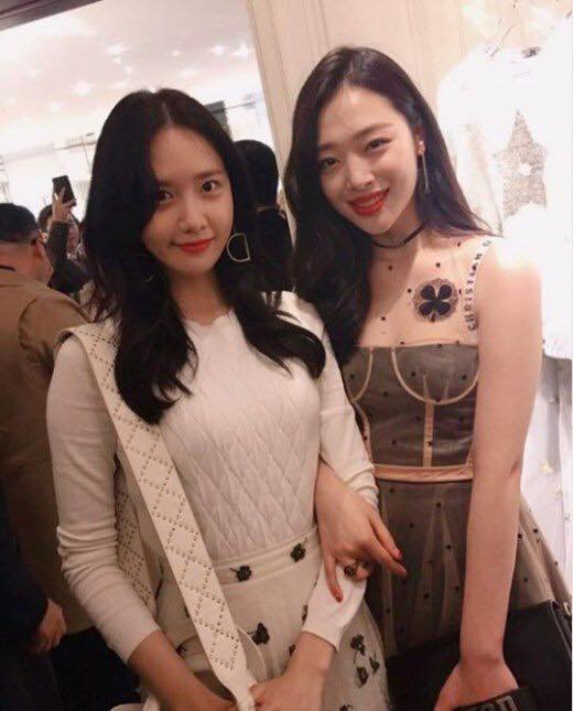 Bài báo: "SM hội tụ" Sulli x Yoona, trận chiến sexy x ngây thơ 