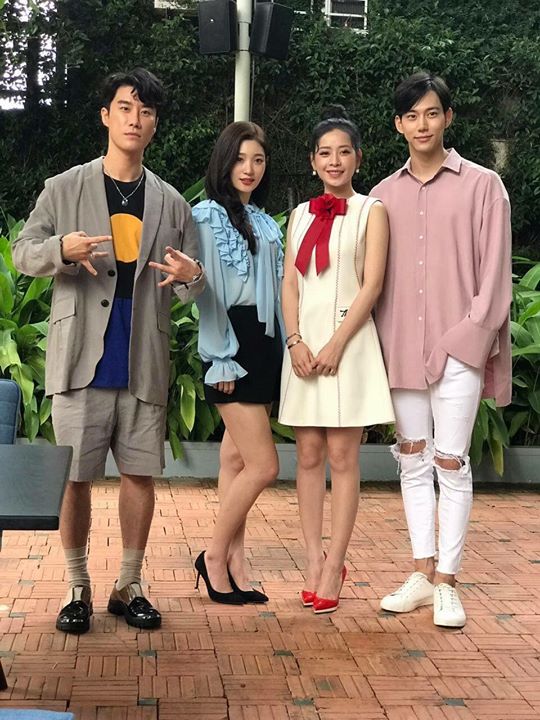 D&agrave;n diễn vi&ecirc;n &ldquo;Lala: H&atilde;y Để Em Y&ecirc;u Anh&rdquo; gồm San E, DIA Chaeyeon, Chi Pu v&agrave; Jin Ju Hyung đang c&oacute; mặt tại TP. HCM để tham gia buổi c&ocirc;ng chiếu phim l&uacute;c 18h h&ocirc;m nay tại Pearl Plaza quận B&igrave;nh Thạnh.