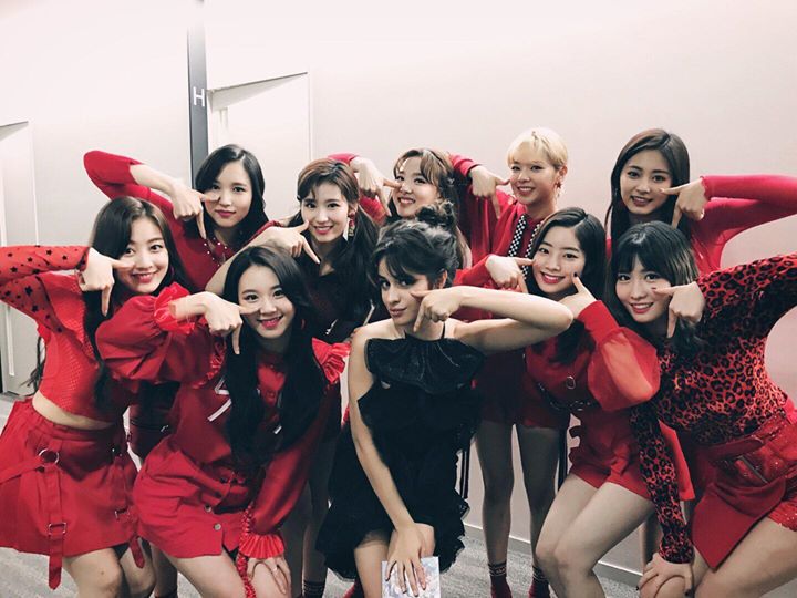 TWICE chụp cùng chủ nhân bản hit “Havana” Camila Cabello tại hậu trường chương trình Music Station đài TV Asahi Nhật Bản: “I’m like TT 