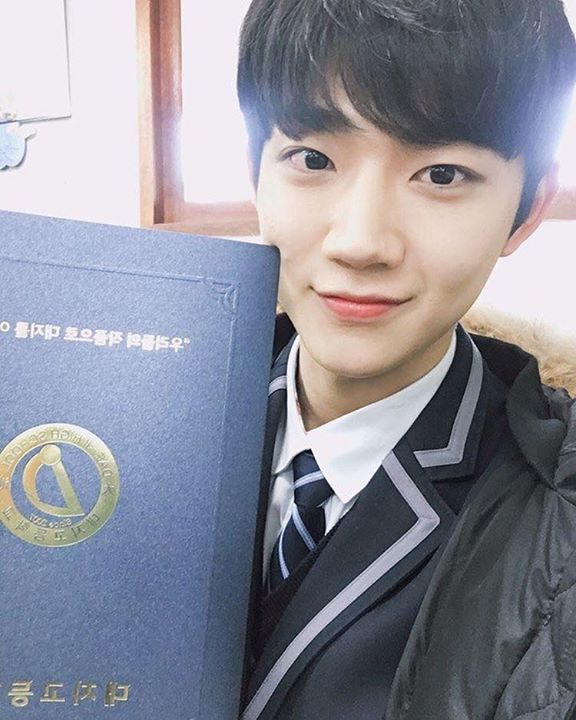 Hôm nay Ahn Hyung Seob tốt nghiệp cấp 3