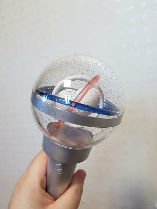 Lightstick dải ngân hà của các cô gái vũ trụ WJSN. Khi vẫy thì trái tim bên trong được cố định nên chỉ có vành đai bao xung quanh chuyển động. Màu sắc cũng siêu đẹp siêu xinh ~