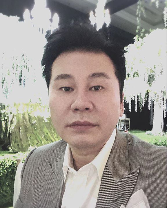 Yang Hyun Suk dự đám cưới hôm qua: “#Ngày_duy_nhất_trong_năm_không_đội_mũ #Selfie_để_chứng_minh_mình_không_bị_hói #Tại_đám_cưới_tuyệt_đẹp_của_Taeyang_afterparty” Phúc Bồ cũng đã nhanh nhẹn like ảnh này trên Insta