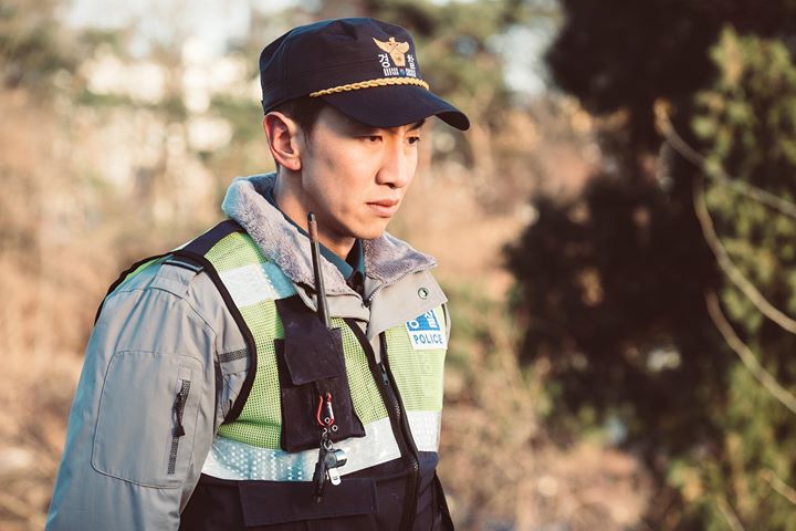 &ldquo;Cảnh s&aacute;t&rdquo; Lee Kwang Soo đang tuần tra trong drama mới &ldquo;Live&rdquo; của đ&agrave;i tvN. V&agrave;o vai Yeom Sang Soo, người tr&agrave;n trề nhiệt huyết trở th&agrave;nh cảnh s&aacute;t nhưng lực lượng m&igrave;nh gia nhập lại chỉ biết kiếm miếng ăn chứ kh&ocirc;ng để &yacute; tới nghĩa vụ khiến Yeom Sang Soo vỡ mộn