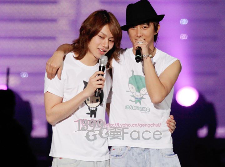 H&agrave;n Canh v&agrave; Lư Tĩnh San c&ocirc;ng khai t&igrave;nh cảm, nắm tay nhau l&ecirc;n hot search. H&agrave;n Canh v&agrave; Heechul cũng lập tức trend tr&ecirc;n Weibo