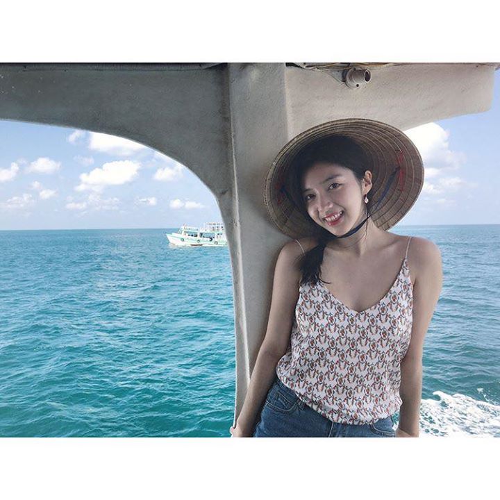 Nữ diễn viên Chae Seo Jin đang đi du lịch Phú Quốc và Hải Phòng, Việt Nam. Cô nàng sinh năm 1994, từng đóng phim điện ảnh ‘Will You Be There’, drama ‘Girls’ Generation 1979’ và web drama ‘Be Positive’ cùng EXO D.O. Là em gái nữ diễn viên nổi tiếng Kim Ok 