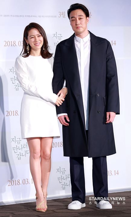 So Ji Sub v&agrave; Son Ye Jin tại họp b&aacute;o phim điện ảnh &ldquo;Em Sẽ Đến C&ugrave;ng Cơn Mưa&rdquo; (Be With You) chuyển thể từ tiểu thuyết c&ugrave;ng t&ecirc;n của Nhật Bản. Đ&aacute;nh dấu lần t&aacute;i ngộ sau 17 năm của cặp đ&ocirc;i kể từ lần đ&oacute;ng chung drama &ldquo;Lời Cầu H&ocirc;n Ngọt Ng&agrave;o&rdquo; năm 2001.