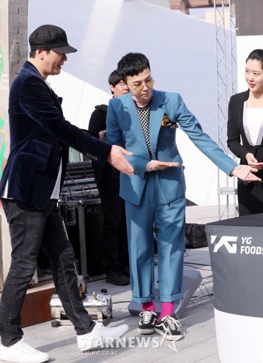 G-Dragon và chủ tịch Yang Hyun Suk tại buổi lễ khai trương quán cà phê Untitled. 2017 AC.III.T nằm trong khu nghỉ dưỡng giải trí Shinhwa World đảo Jeju