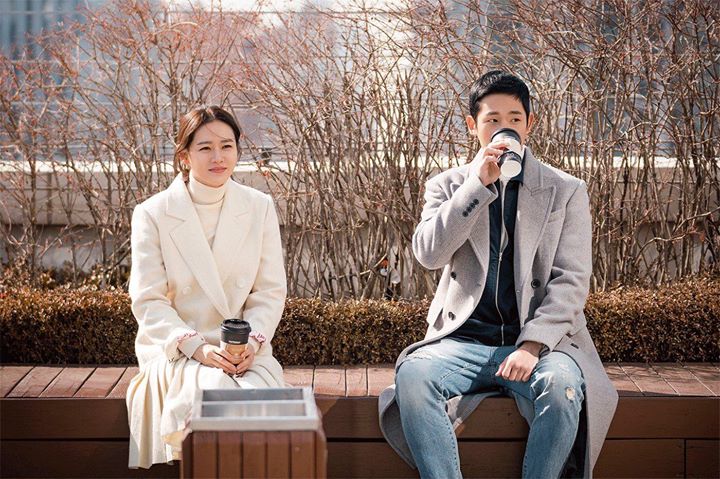 Son Ye Jin và Jung Hae In trong tác phẩm mới của đài cáp jTBC “Pretty Noona Who Buys Me Food”