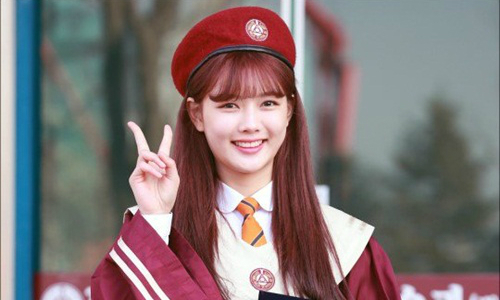 Kim Yoo Jung và loạt sao Kpop rạng rỡ trong ngày tốt nghiệp cấp 3