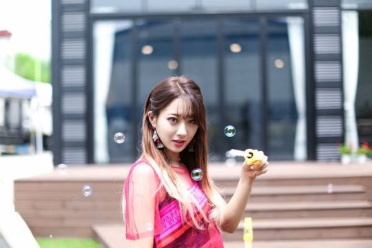 Bài báo: Nine Muses Kyungri kí tiếp hợp đồng với Star Empire "dựa trên sự tin tưởng" 