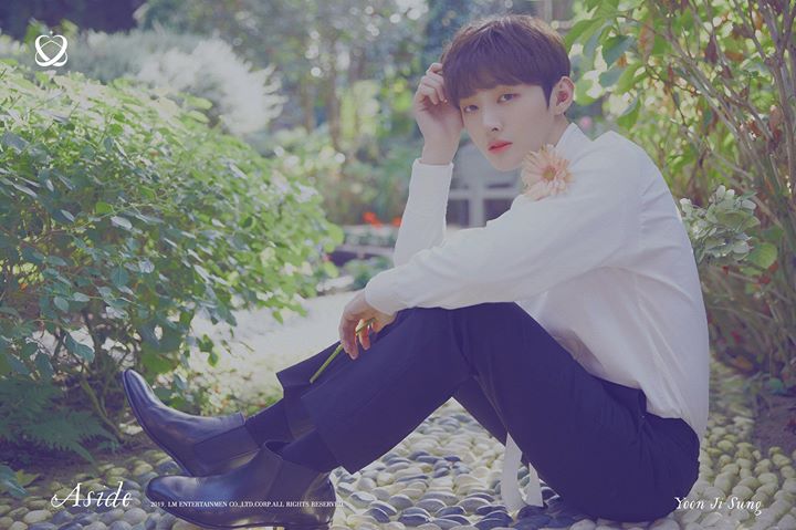 Wanna One Yoon Jisung nhá hàng ảnh concept 2 phiên bản 방 (Căn phòng) và 백 (Trắng) cho album solo đầu tay “Aside” phát hành ngày 20/02