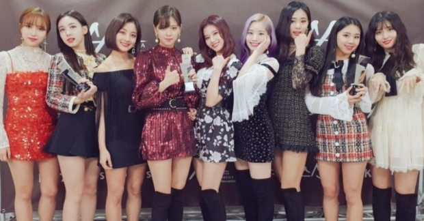 Knet kháo nhau rằng stylist mới của TWICE chính là người từng làm việc với Black Pink