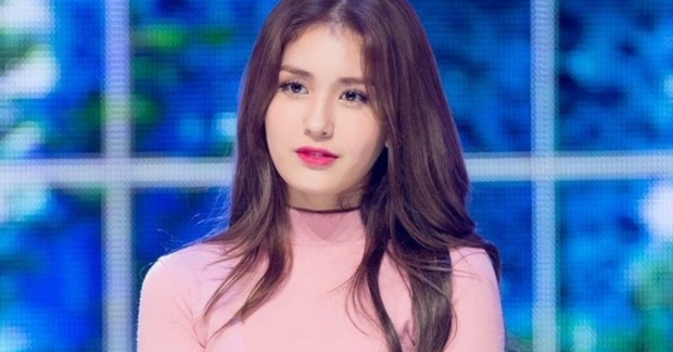 Jeon Somi lùi lịch debut solo